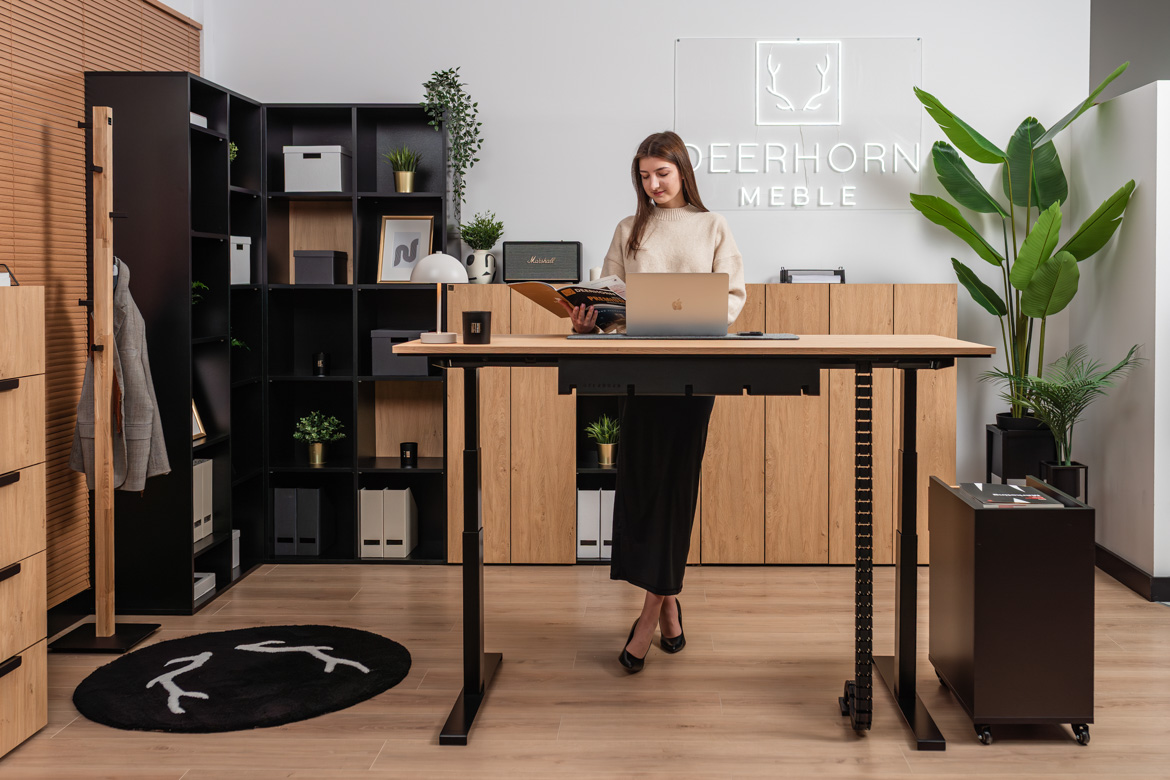 Elektrischer Schreibtisch mit ergonomischer Höhenverstellung und Memory mit schmalem, rollbarem Sockel