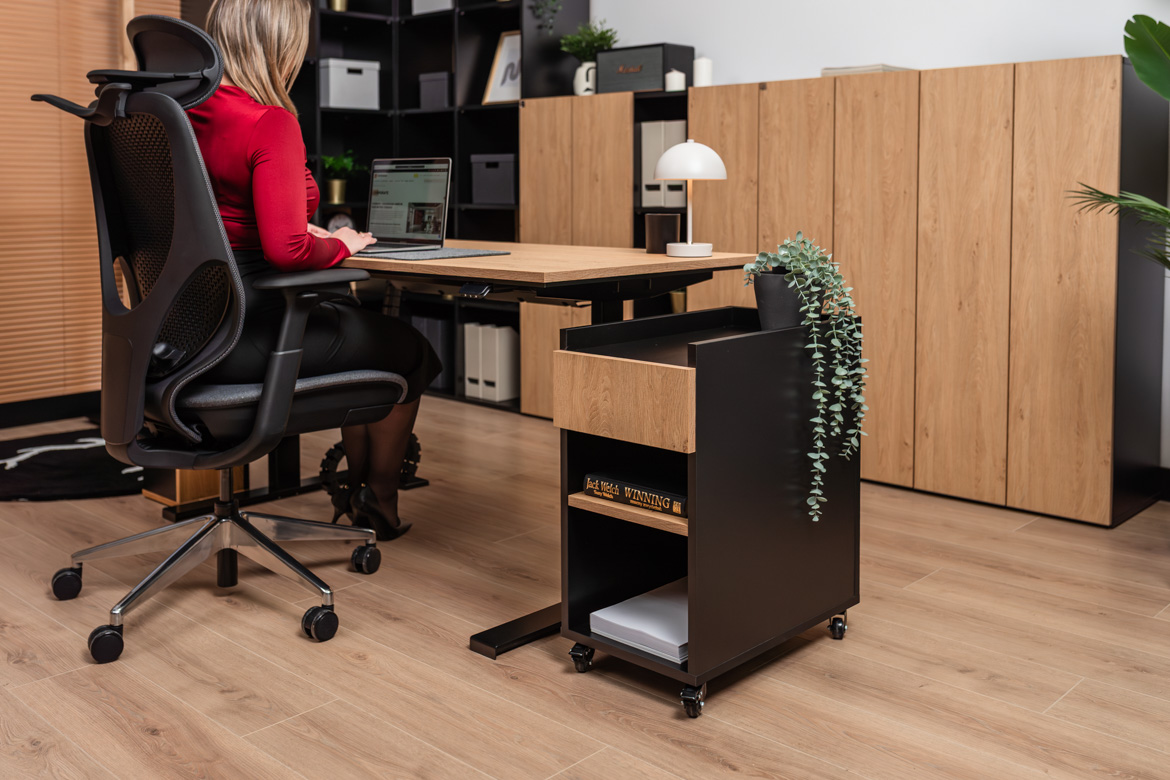 Elektrischer Schreibtisch mit ergonomischer Höhenverstellung und Memory mit schmalem, rollbarem Sockel
