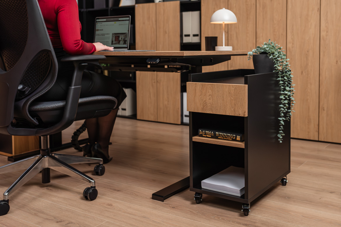 Elektrischer Schreibtisch mit ergonomischer Höhenverstellung und Memory mit schmalem, rollbarem Sockel