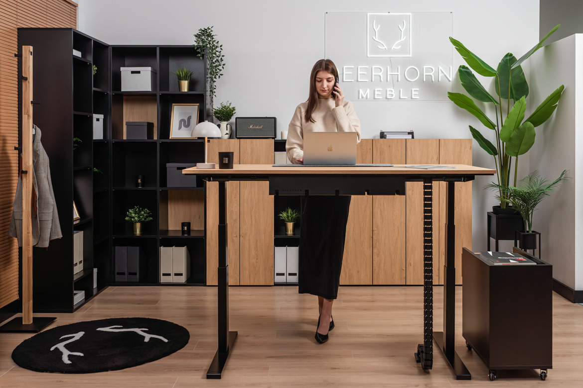 Elektrischer Schreibtisch mit ergonomischer Höhenverstellung und Memory mit schmalem, rollbarem Sockel