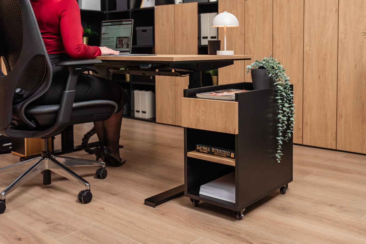 Elektrischer Schreibtisch mit ergonomischer Höhenverstellung und Memory mit schmalem, rollbarem Sockel