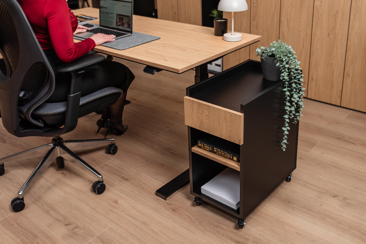 Elektrischer Schreibtisch mit ergonomischer Höhenverstellung und Memory mit schmalem, rollbarem Sockel