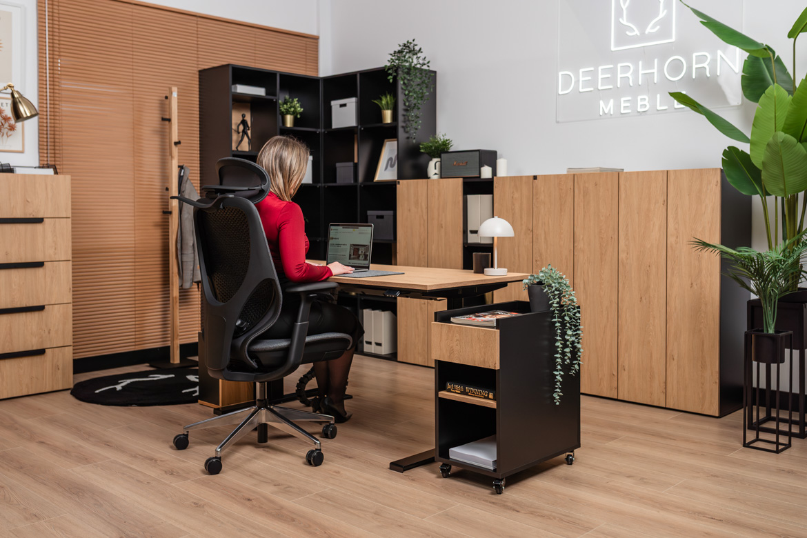 Elektrischer Schreibtisch mit ergonomischer Höhenverstellung und Memory mit schmalem, rollbarem Sockel