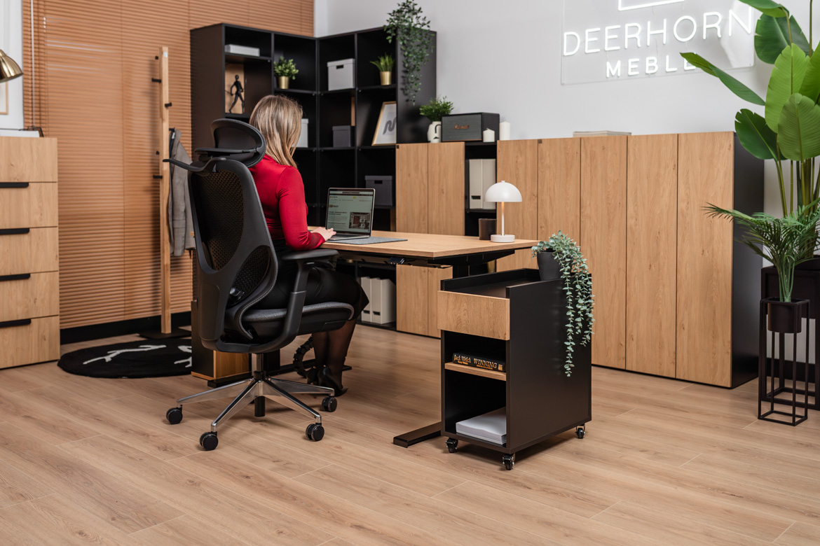 Elektrischer Schreibtisch mit ergonomischer Höhenverstellung und Memory mit schmalem, rollbarem Sockel