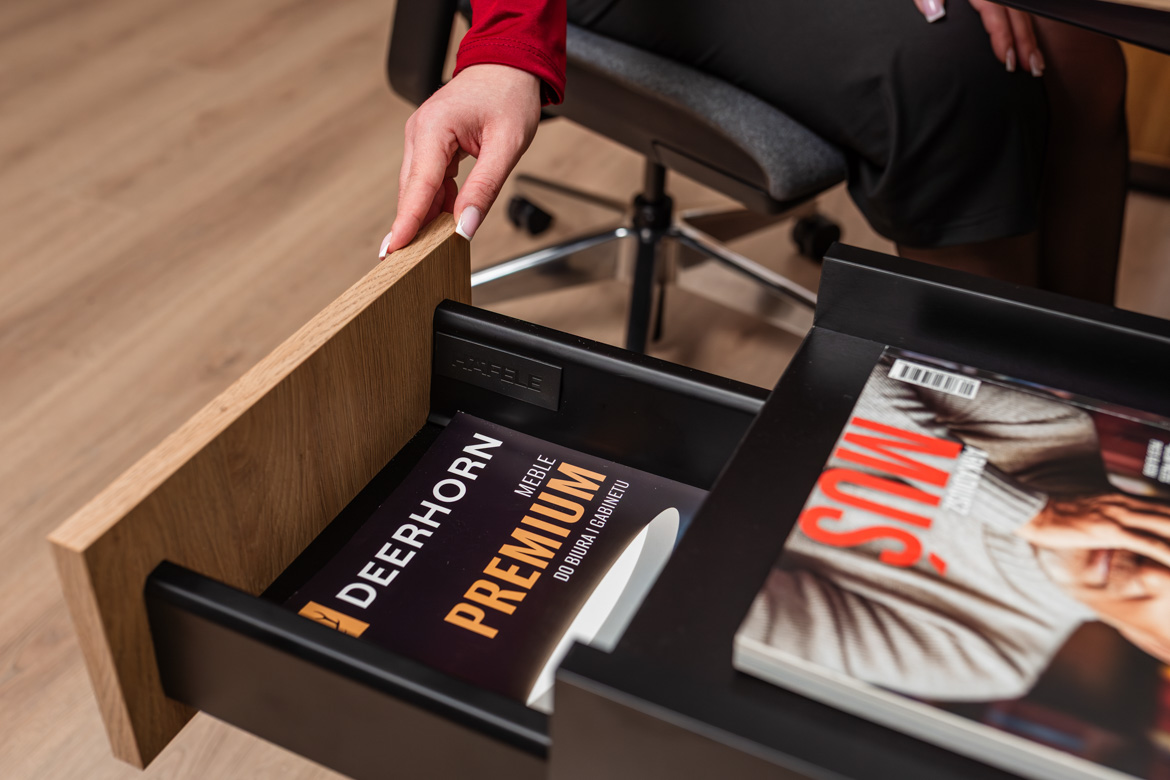 Elektrischer Schreibtisch mit ergonomischer Höhenverstellung und Memory mit schmalem, rollbarem Sockel