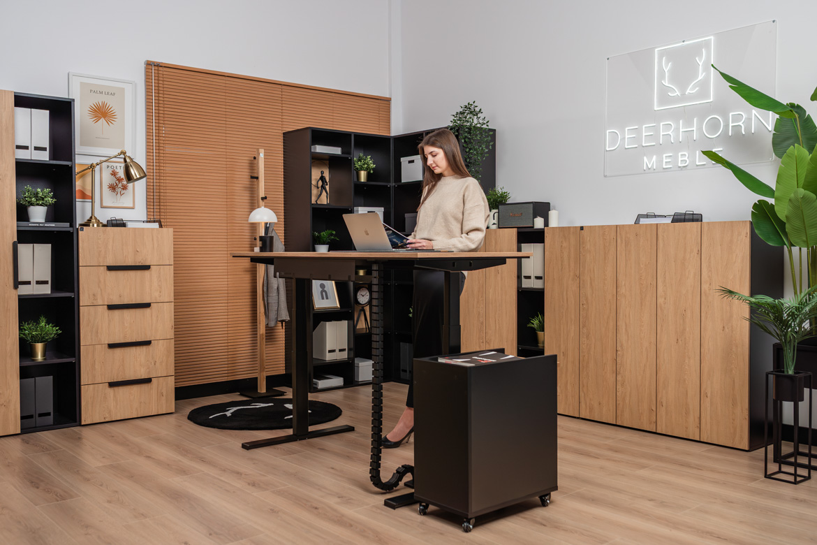 Elektrischer Schreibtisch mit ergonomischer Höhenverstellung und Memory mit schmalem, rollbarem Sockel