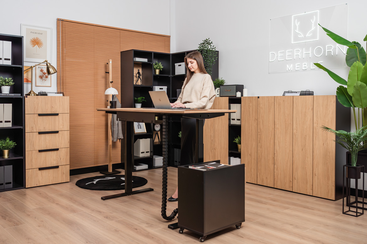 Elektrischer Schreibtisch mit ergonomischer Höhenverstellung und Memory mit schmalem, rollbarem Sockel