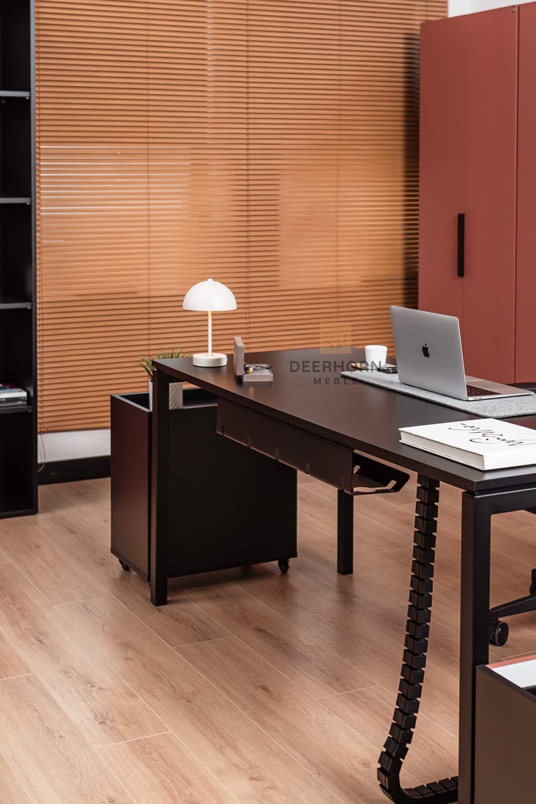 Schreibtisch für Büro und Open Space schwarz mit Metallbeinen