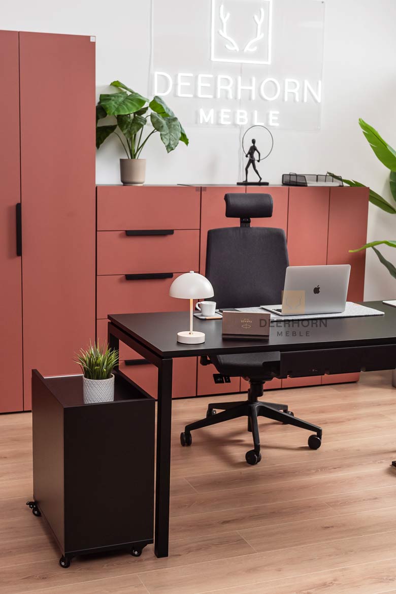 Schreibtisch für Büro und Open Space schwarz mit Metallbeinen