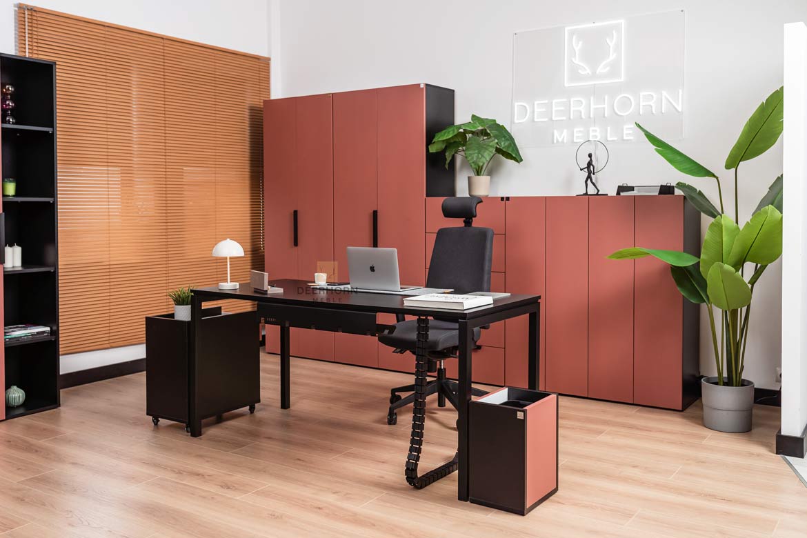 Schreibtisch für Büro und Open Space schwarz mit Metallbeinen