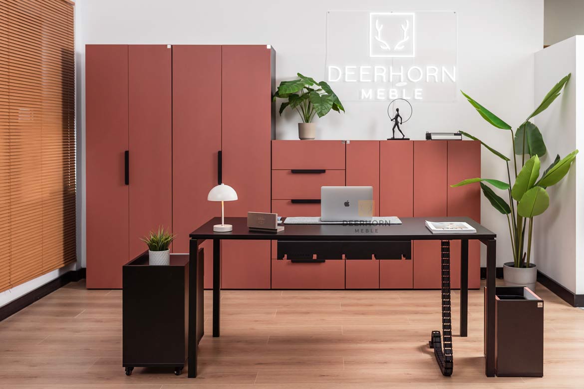 Schreibtisch für Büro und Open Space schwarz mit Metallbeinen