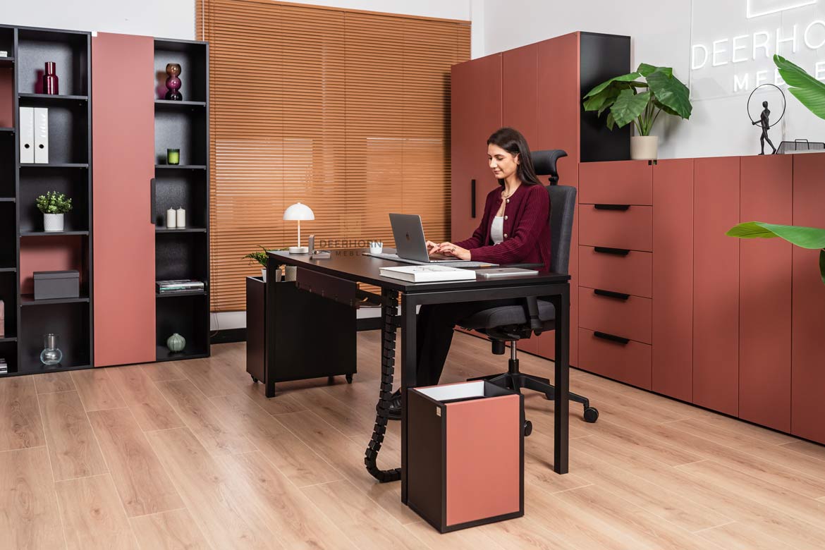 Schreibtisch für Büro und Open Space schwarz mit Metallbeinen