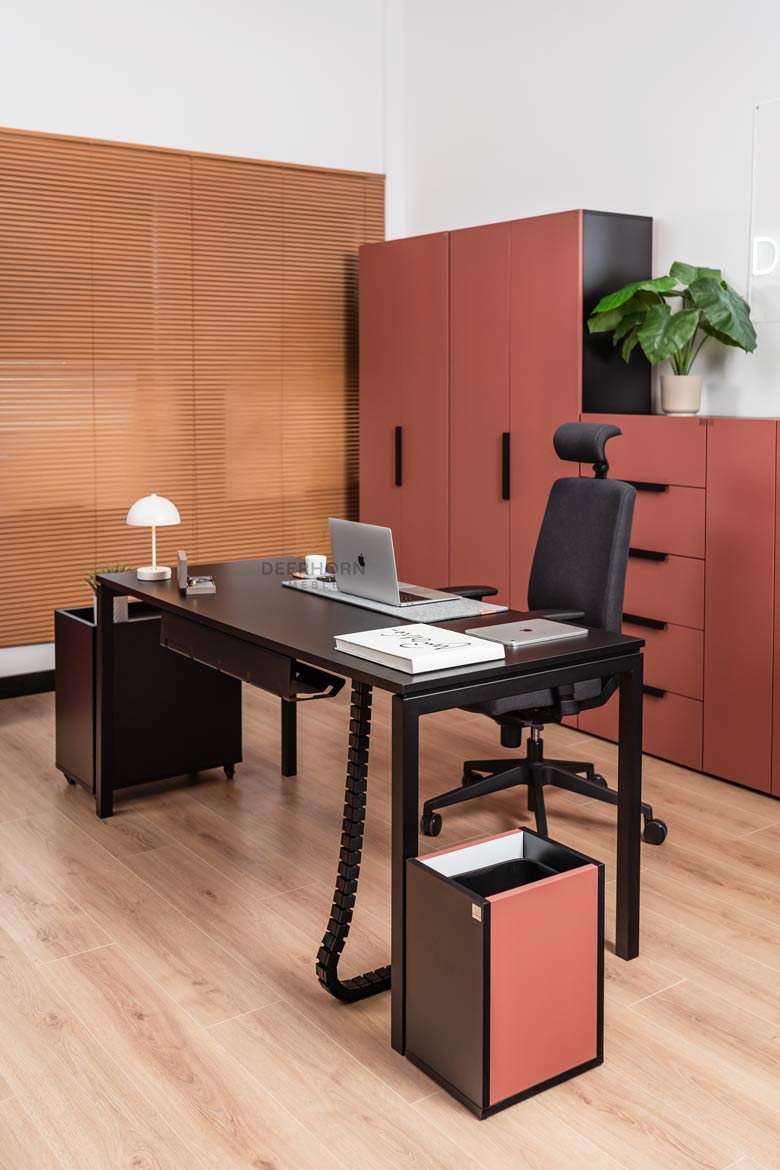 Schreibtisch für Büro und Open Space schwarz mit Metallbeinen