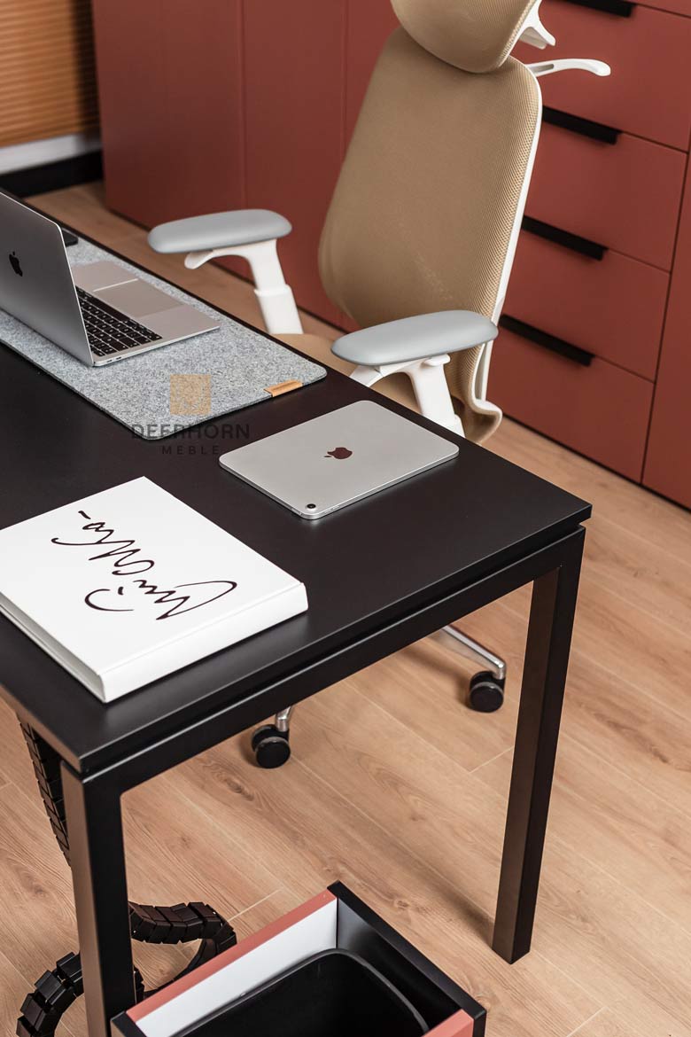 Schreibtisch für Büro und Open Space schwarz mit Metallbeinen