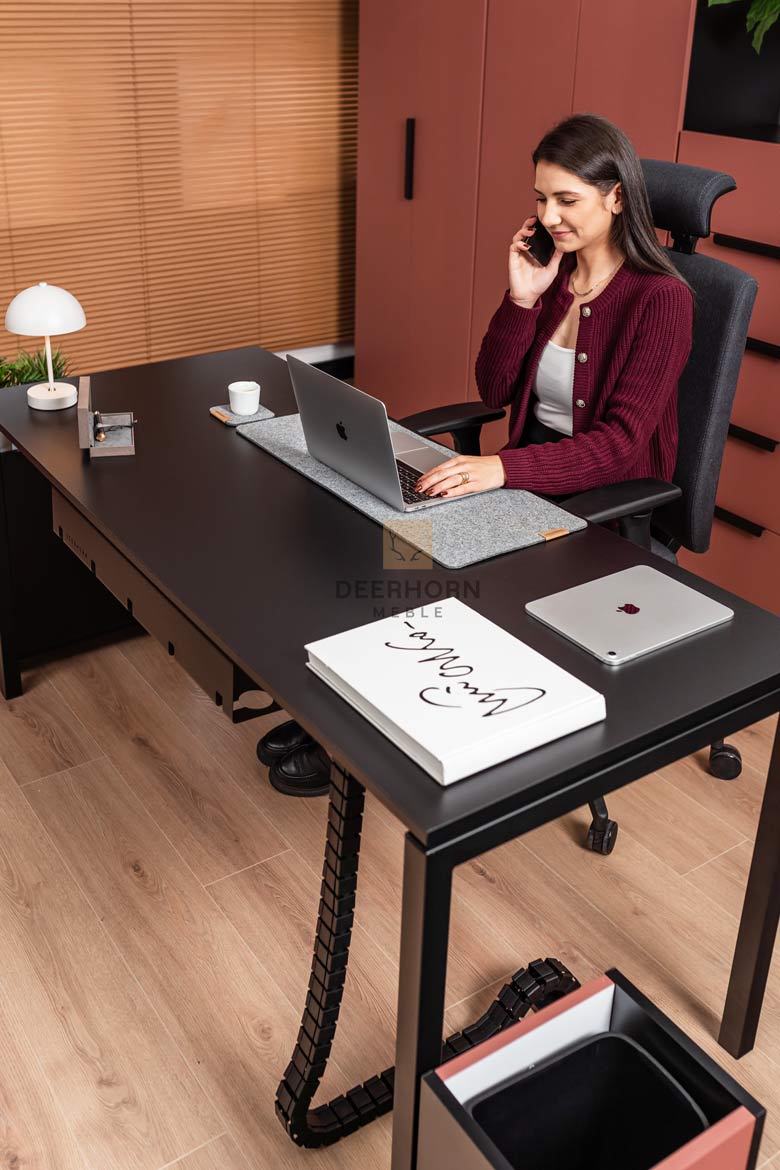 Schreibtisch für Büro und Open Space schwarz mit Metallbeinen
