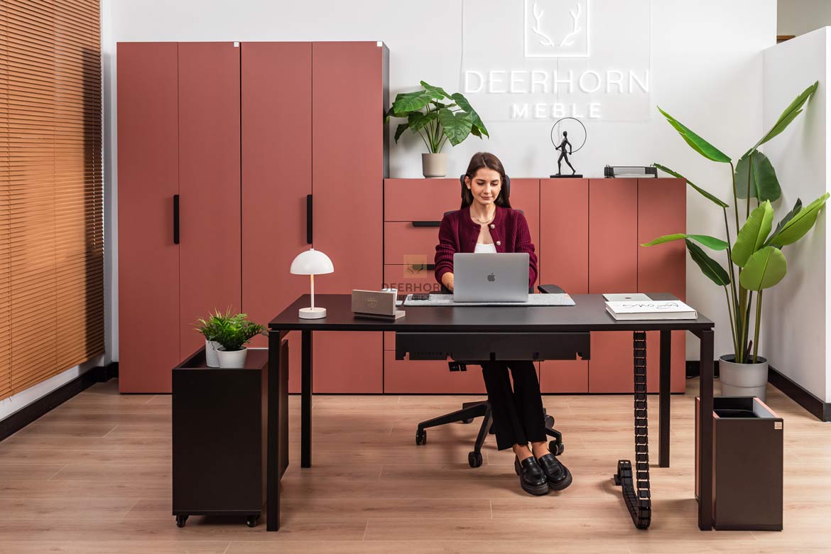 Schreibtisch für Büro und Open Space schwarz mit Metallbeinen