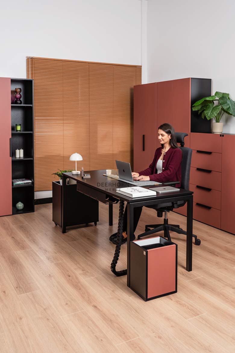 Schreibtisch für Büro und Open Space schwarz mit Metallbeinen