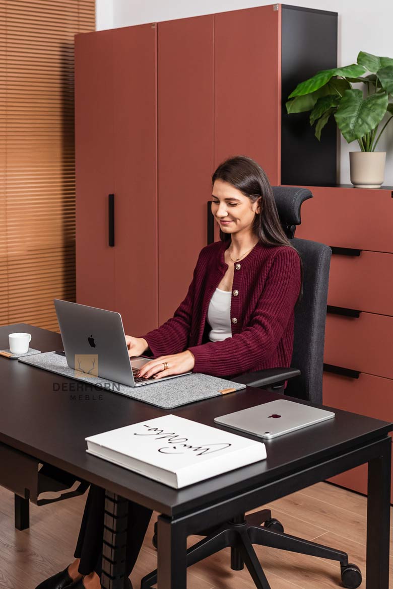 Schreibtisch für Büro und Open Space schwarz mit Metallbeinen