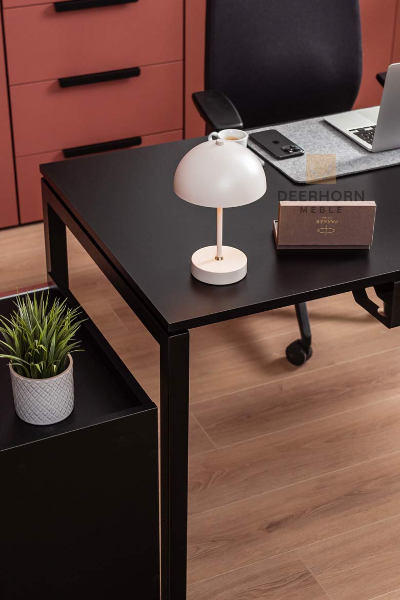 Schreibtisch für Büro und Open Space schwarz mit Metallbeinen
