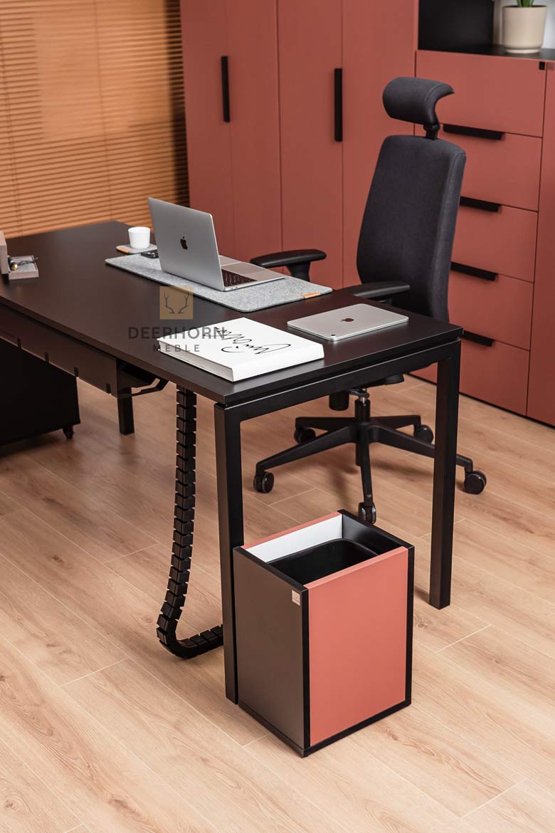 Schreibtisch für Büro und Open Space schwarz mit Metallbeinen
