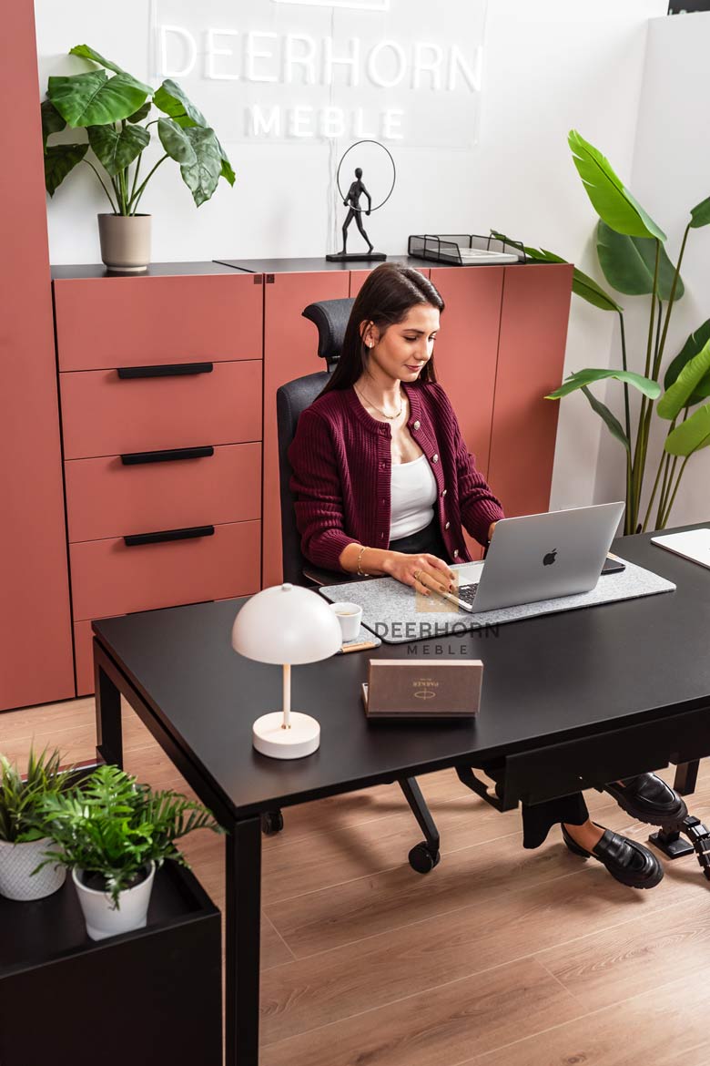 Schreibtisch für Büro und Open Space schwarz mit Metallbeinen