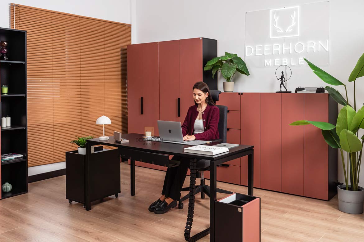 Schreibtisch für Büro und Open Space schwarz mit Metallbeinen
