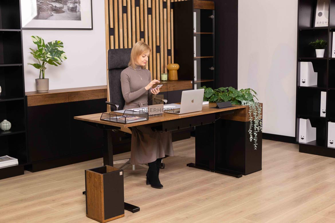 Automatisch höhenverstellbarer Schreibtisch mit Höhenspeicher SLIM