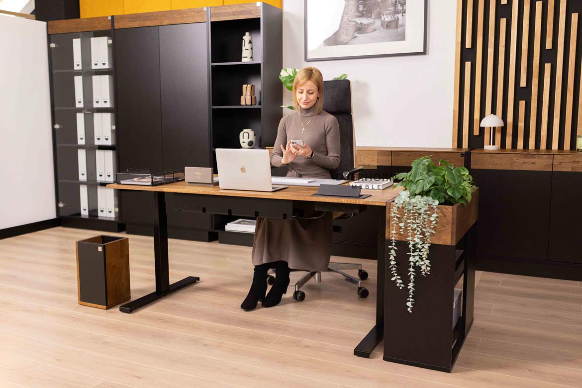 Automatisch höhenverstellbarer Schreibtisch mit Höhenspeicher SLIM