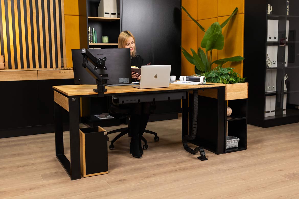 Büroschreibtisch aus Eiche minimalistisch schwarz