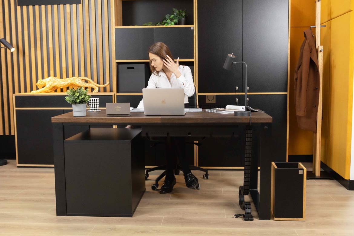 Schwarzer Schreibtisch für Büro in Massivholz modern und Untertischschrank