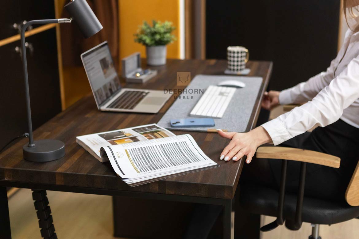 Schwarzer Schreibtisch für Büro in Massivholz modern und Untertischschrank