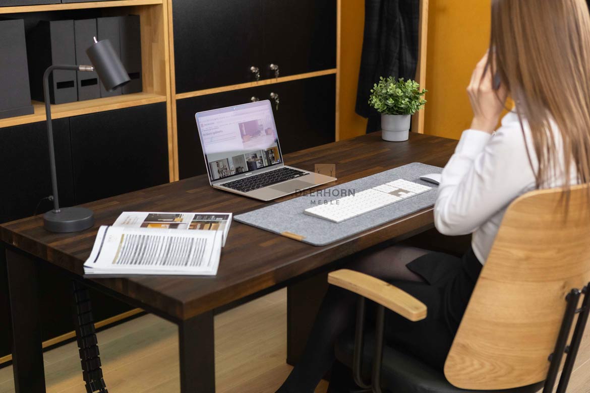 Schwarzer Schreibtisch für Büro in Massivholz modern und Untertischschrank