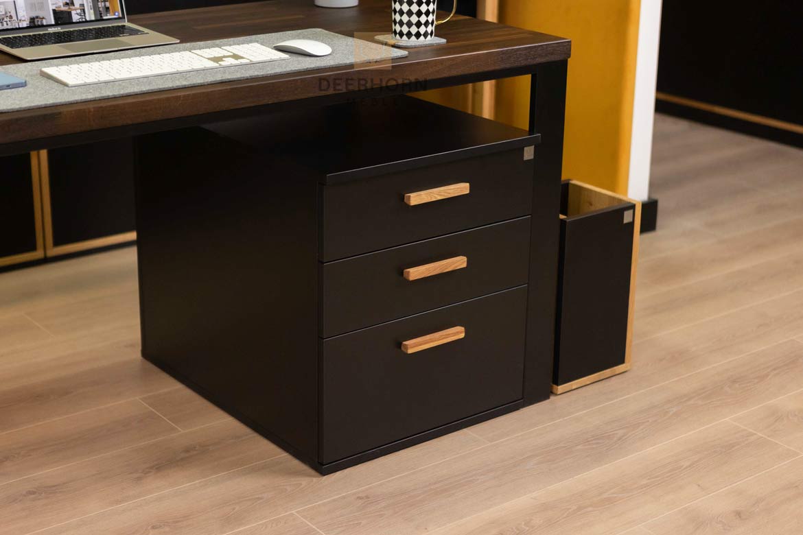 Schwarzer Schreibtisch für Büro in Massivholz modern und Untertischschrank
