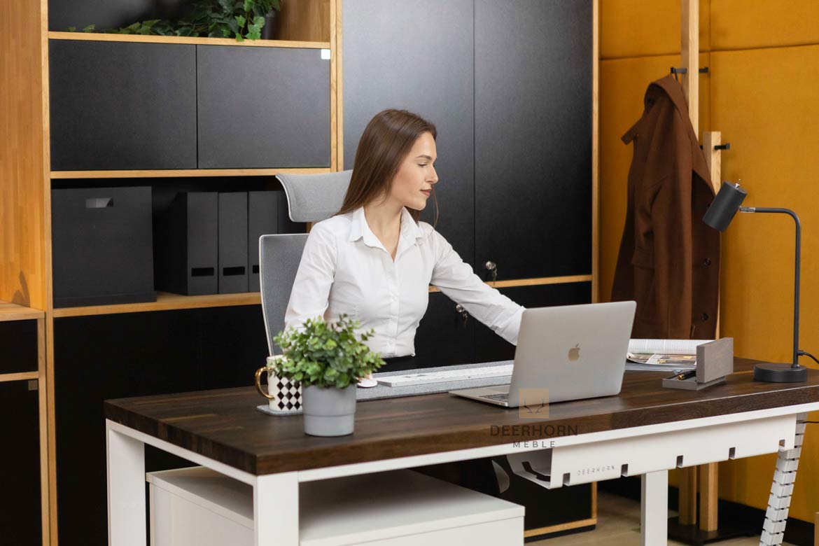 Weißer Hybrid-Arbeitstisch mit Schubladen und eichenbrauner Platte