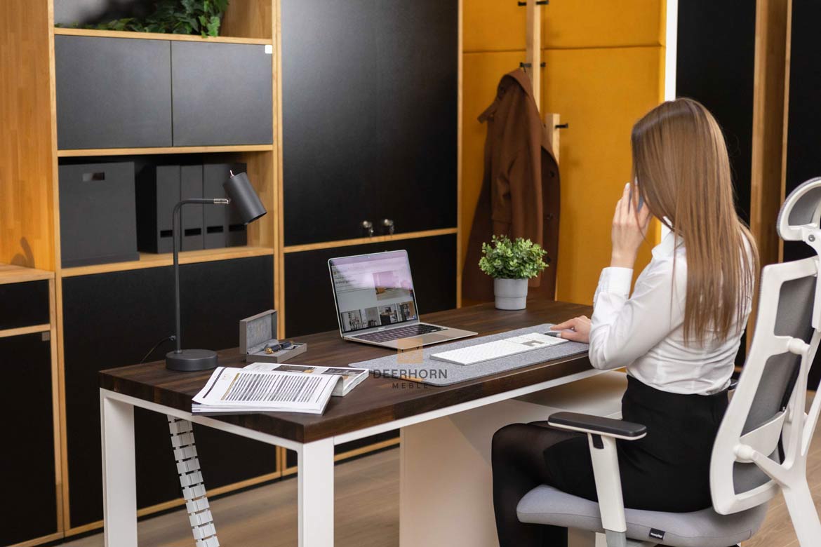 Weißer Hybrid-Arbeitstisch mit Schubladen und eichenbrauner Platte
