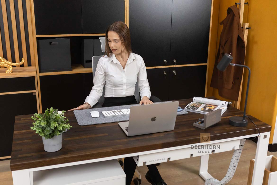 Weißer Hybrid-Arbeitstisch mit Schubladen und eichenbrauner Platte