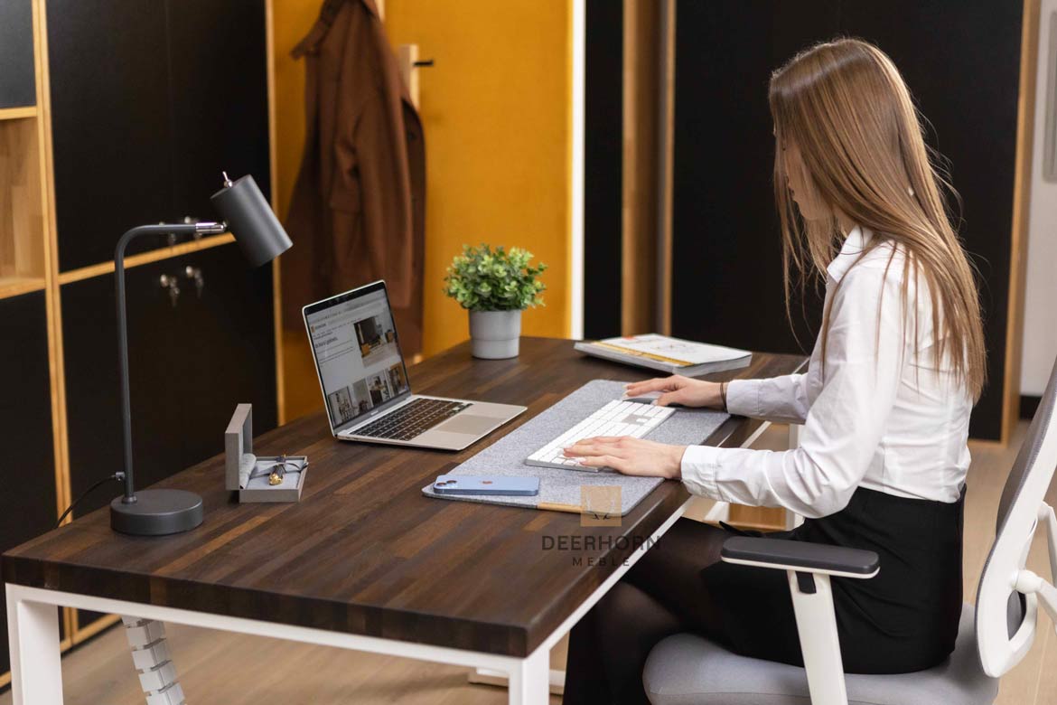 Schreibtisch für Büro weiß mit brauner Holzplatte