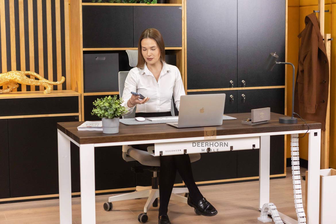Schreibtisch für Büro weiß mit brauner Holzplatte