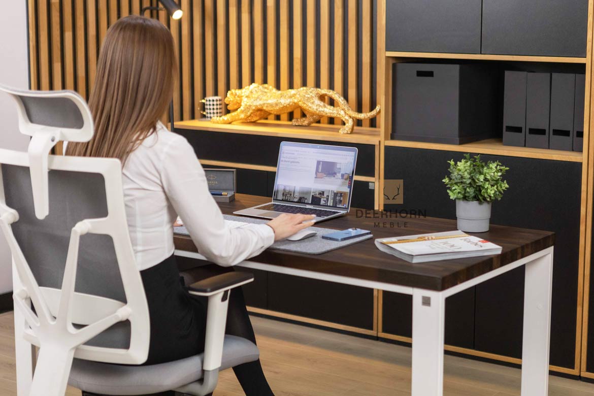 Schreibtisch für Büro weiß mit brauner Holzplatte