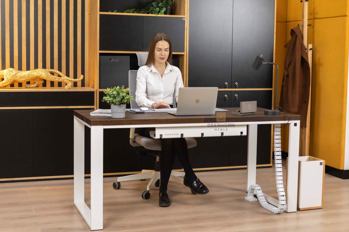 Schreibtisch für Büro weiß mit brauner Holzplatte