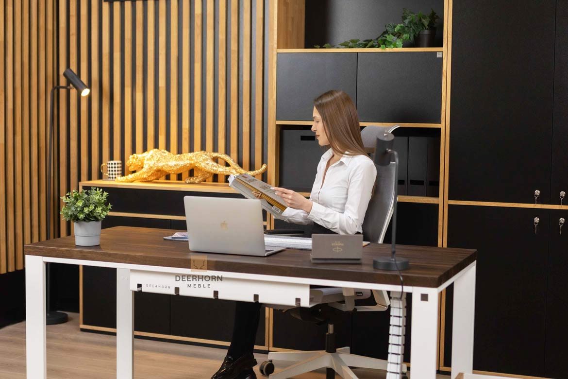 Schreibtisch für Büro weiß mit brauner Holzplatte