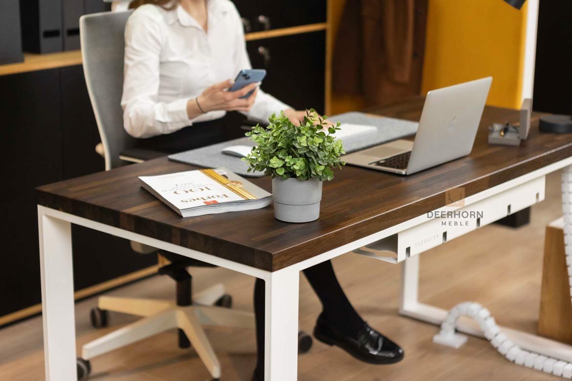 Schreibtisch für Büro weiß mit brauner Holzplatte
