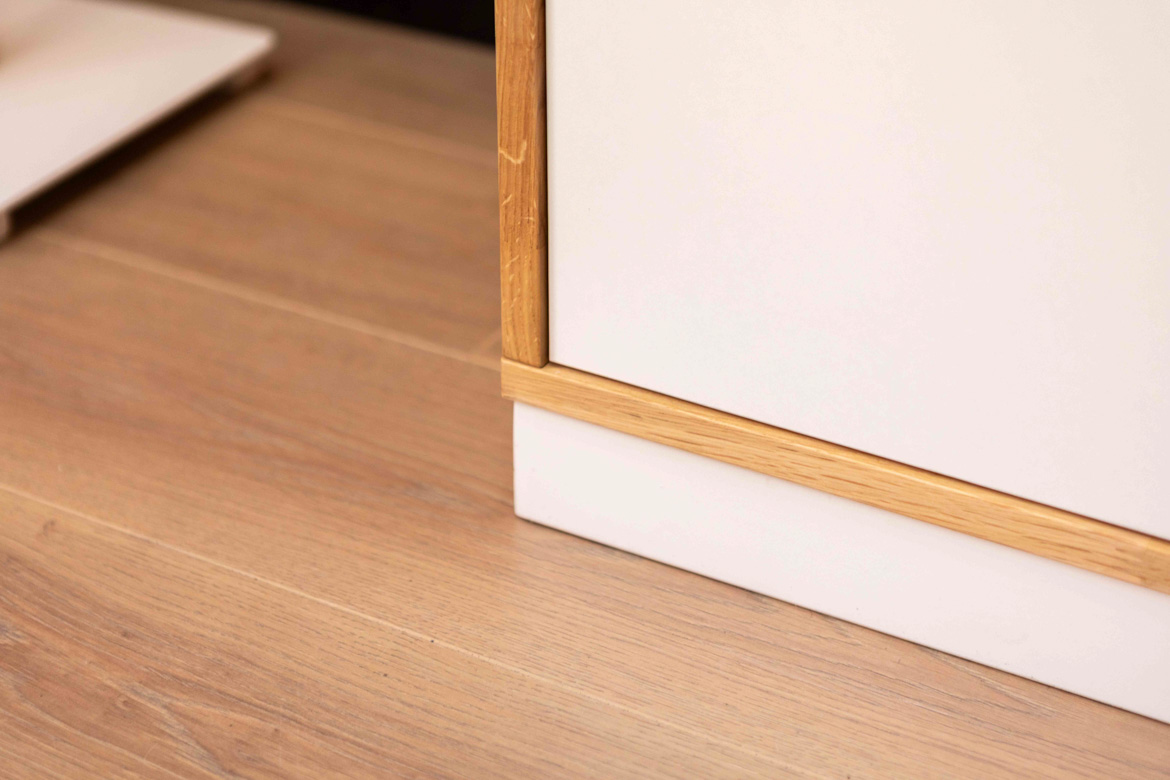Weißer Büroschrank mit Einlegeböden für Akten, Dokumente 118 cm