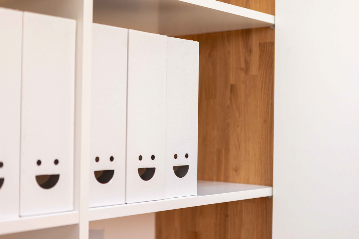 Weißer Büroschrank mit Einlegeböden für Akten, Dokumente 118 cm