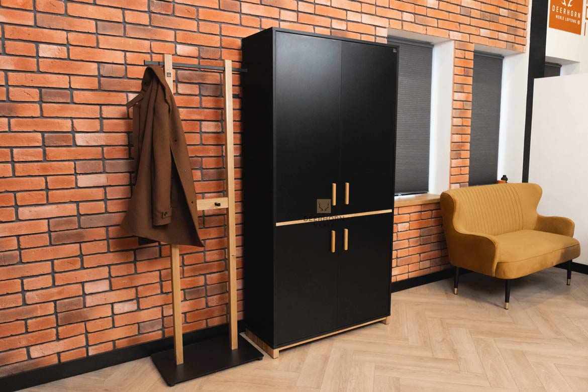 Schwarzer Büro-Aktenschrank mit vier Türen