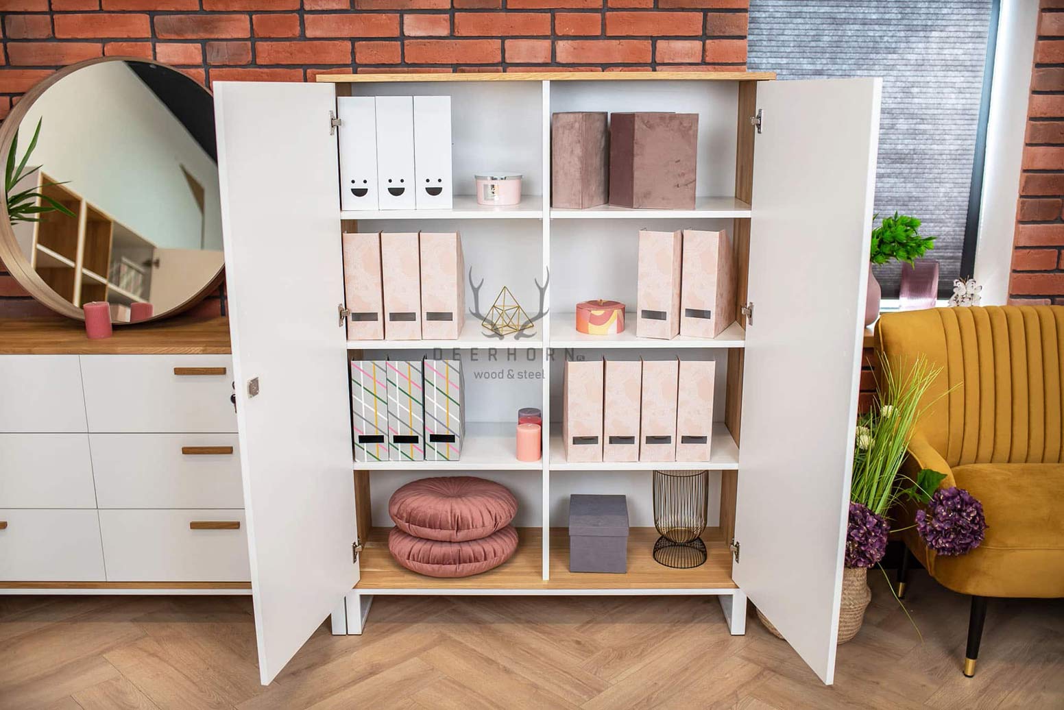 Weißer Kleiderschrank und Aktenschrank für das Büro
