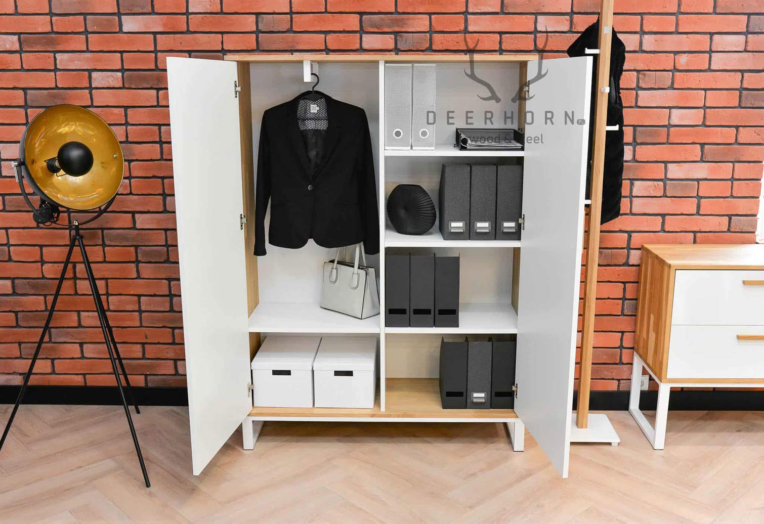 Weißer Kleiderschrank und Aktenschrank für das Büro