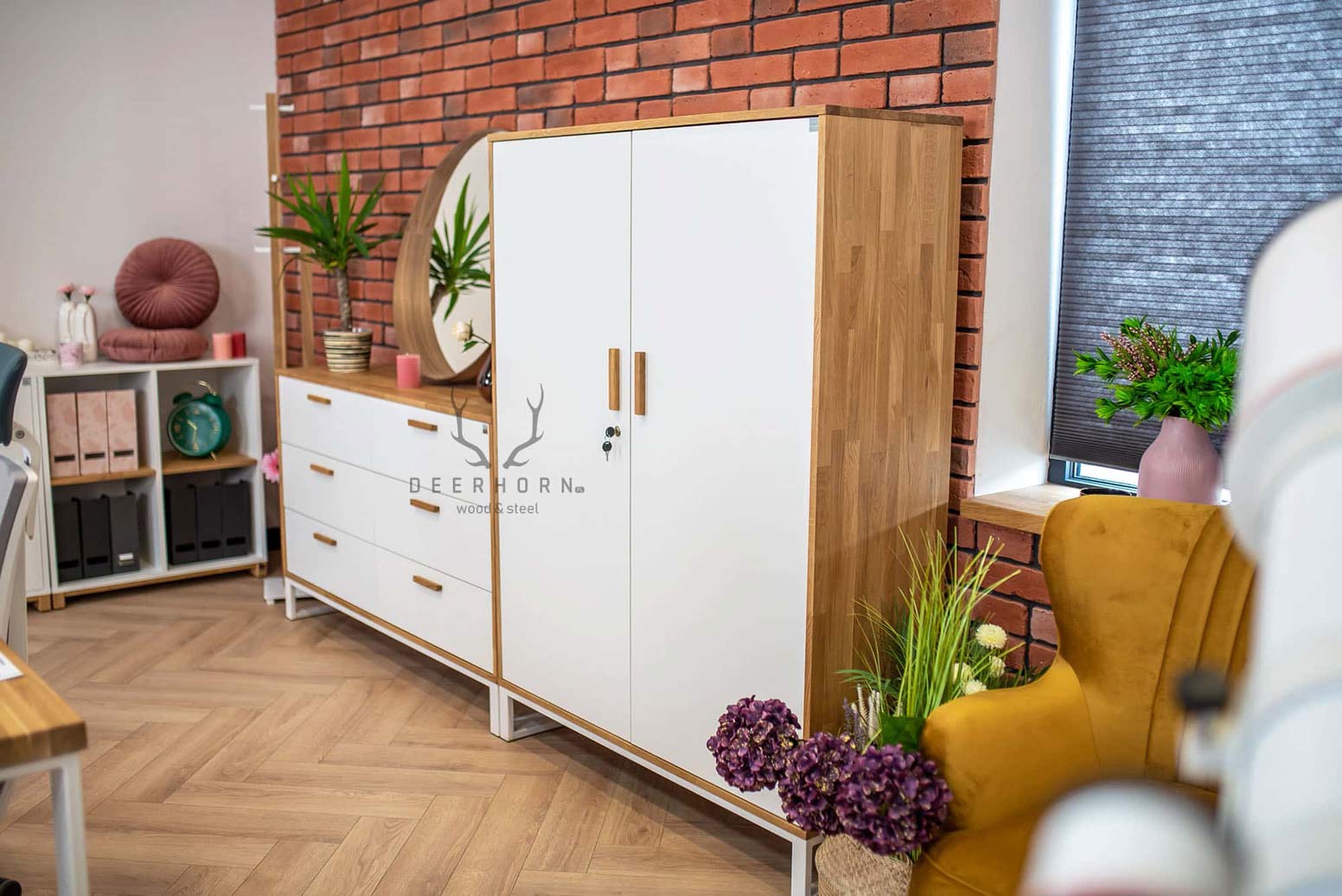 Weißer Kleiderschrank und Aktenschrank für das Büro
