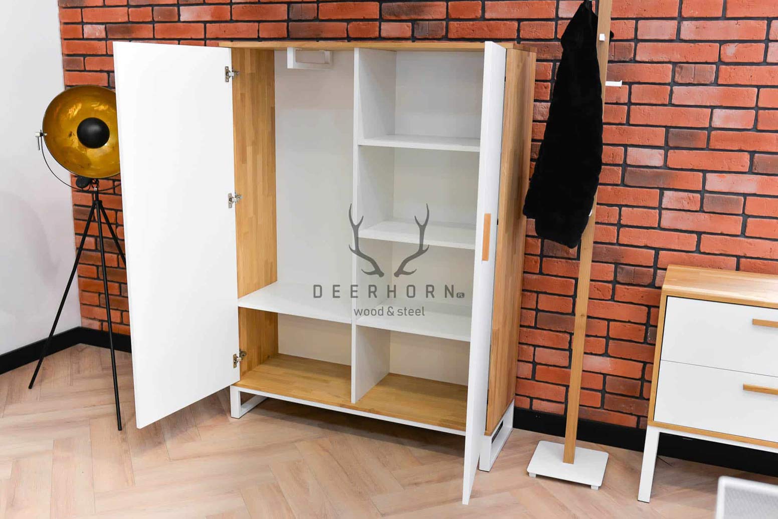 Weißer Kleiderschrank und Aktenschrank für das Büro