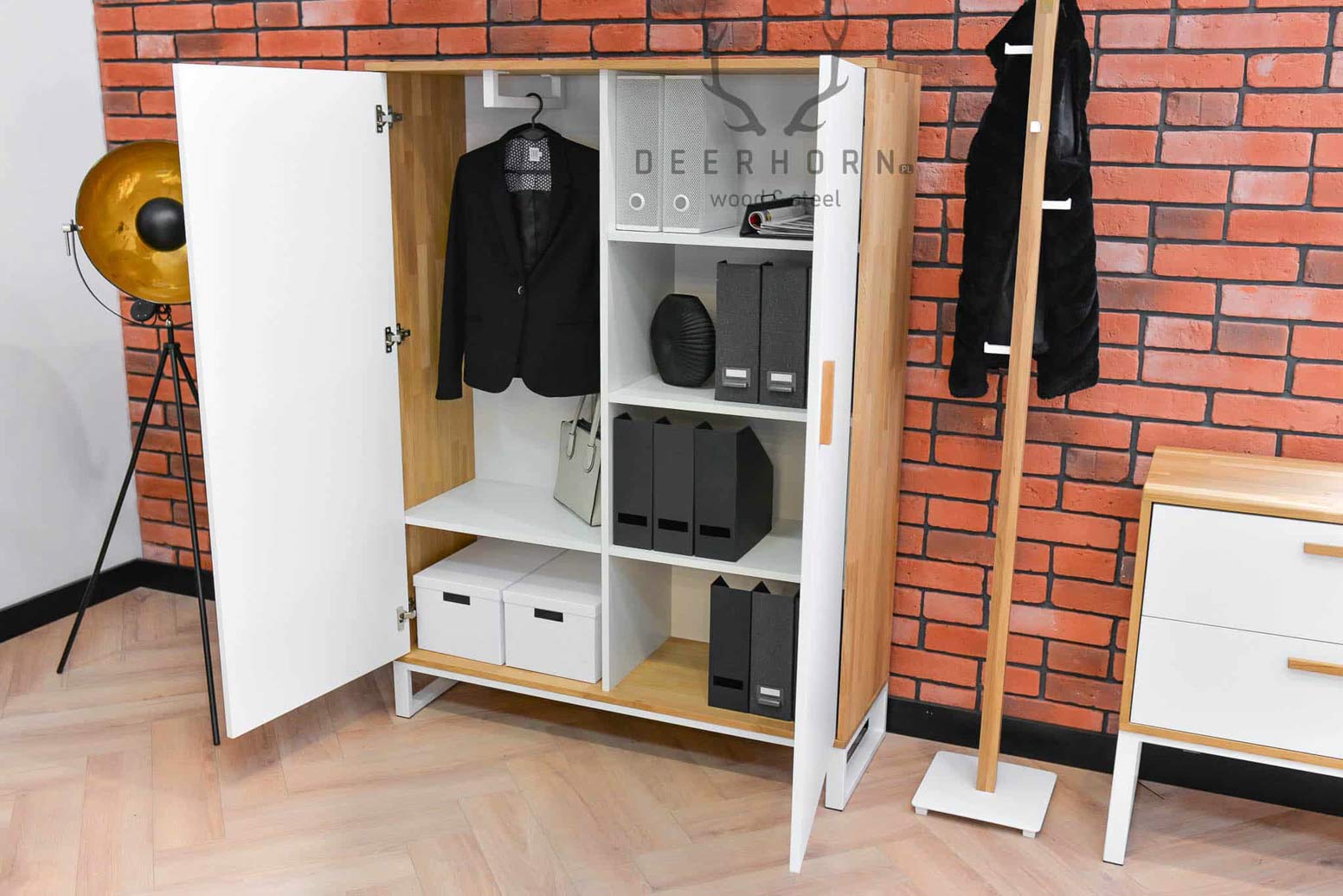 Weißer Kleiderschrank und Aktenschrank für das Büro